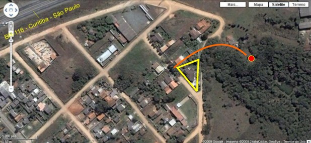 Желтый треугольник разграничивает территорию, где живет похищенный, недалеко от BR-116, в направлении Сан-Паулу. Оранжевая линия представляет траекторию, пройденную зондом.